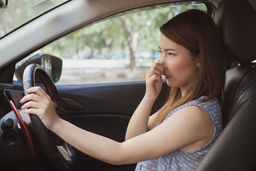Việc tìm ra nguyên nhân để hướng dẫn bạn cách khử mùi xe ô tô
